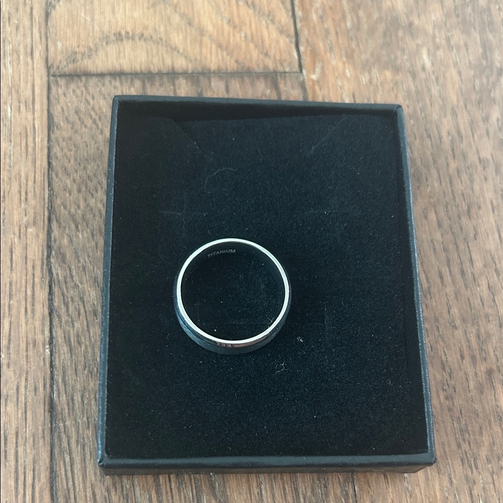 Size 9 Titanium Silver Men's Ring - Picture 2 of 3